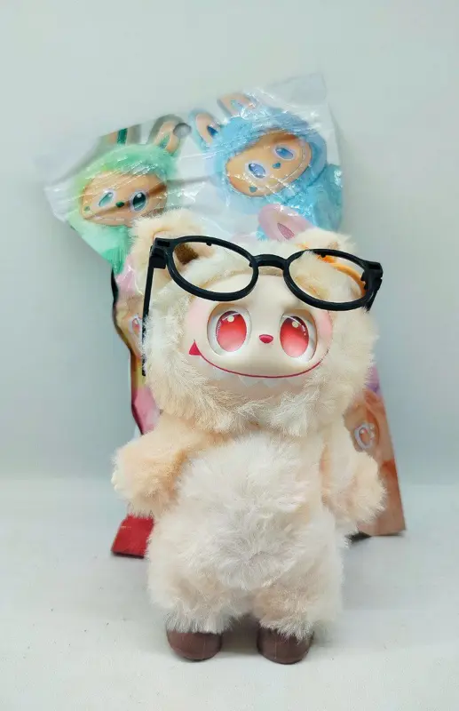 دمية لابوبو التريند، لعبة قطنية ناعمة بتصميم عصري ونظارة أنيقة