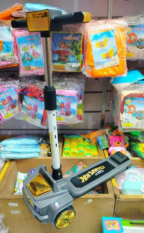 سكوتر سيارة الجيب، بتصميم واقعي وميزات صوتية وبلوتوث