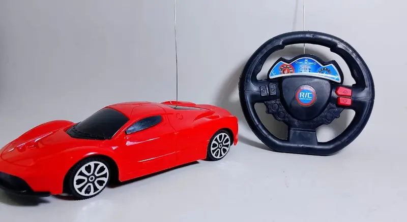 سيارة السباق بالريموت، مع دركسيون وتحكم عن بعد