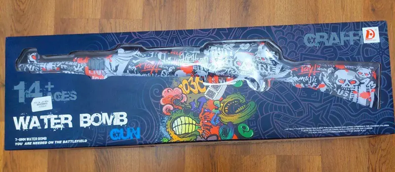 بندقية قذف كرات الجل المائية مع رسوم جرافيتي