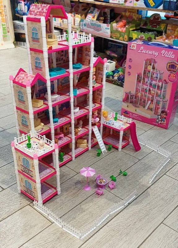 قصر الأحلام الساحر للدمى مع إضاءة وموسيقى