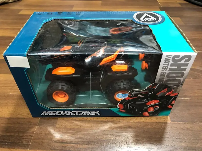 سيارة السباق بالتحكم عن بعد وقاذف كرات الجل