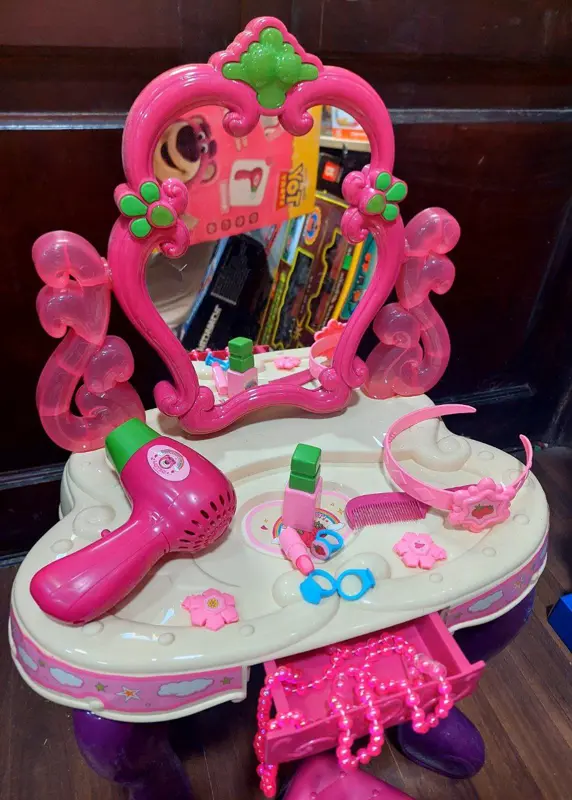 طاولة تسريح الشعر مع كرسي ومستلزمات التجميل