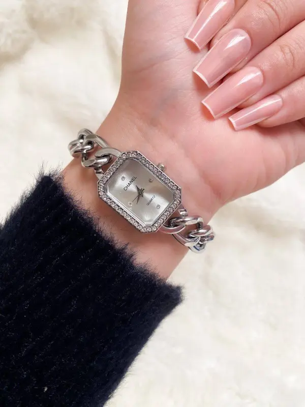 ساعة شانيل النسائية بتصميم السلسلة الذهبية