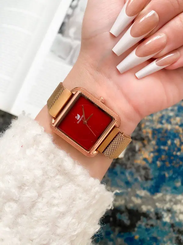 ساعة نسائية بتصميم سماء مرصعة بالنجوم