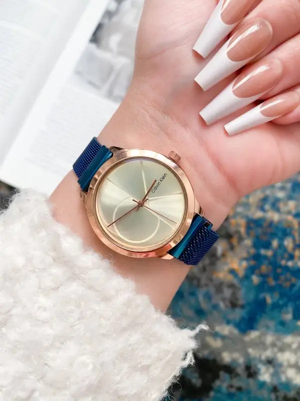 ساعة نسائية بتصميم سماء ليلية متلألئة