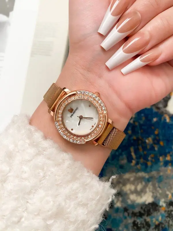 ساعة نوفا النسائية بتصميم أنيق وحزام مغناطيسي