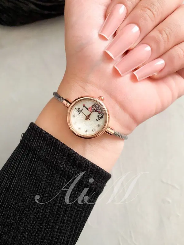 ساعة جينا النسائية بسوار مرن بتصميم مجوهرات