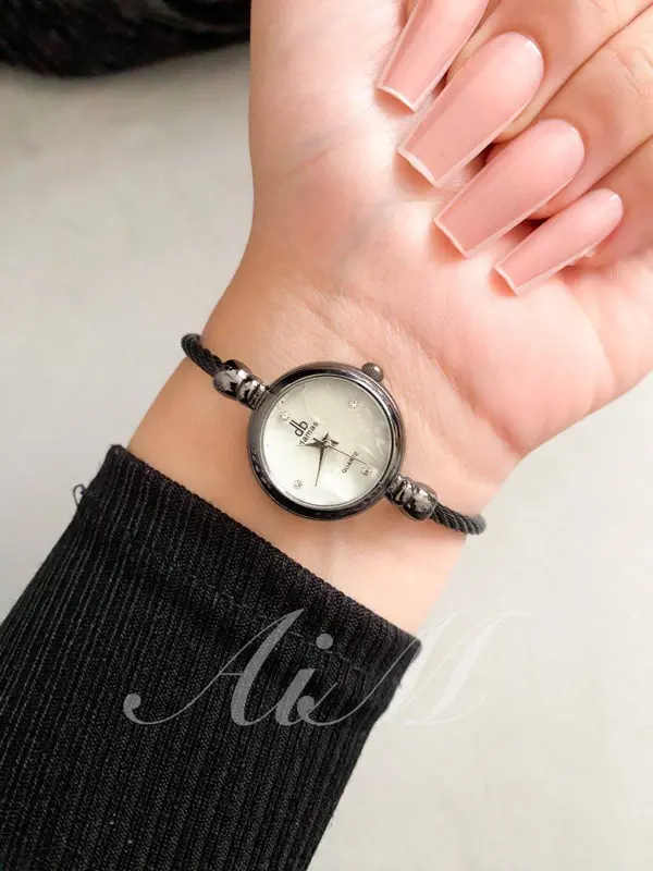 ساعة كيانا النسائية بتصميم سماء ليلية متألقة