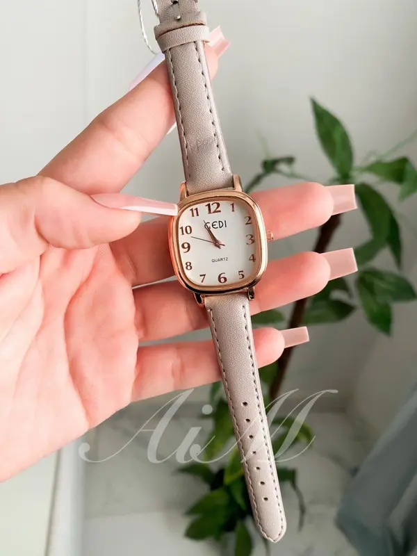 ساعة يد جلد حمراء بتصميم قلب حريمي