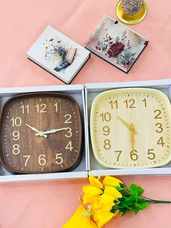 ساعة الحائط الخشبية الكلاسيكية