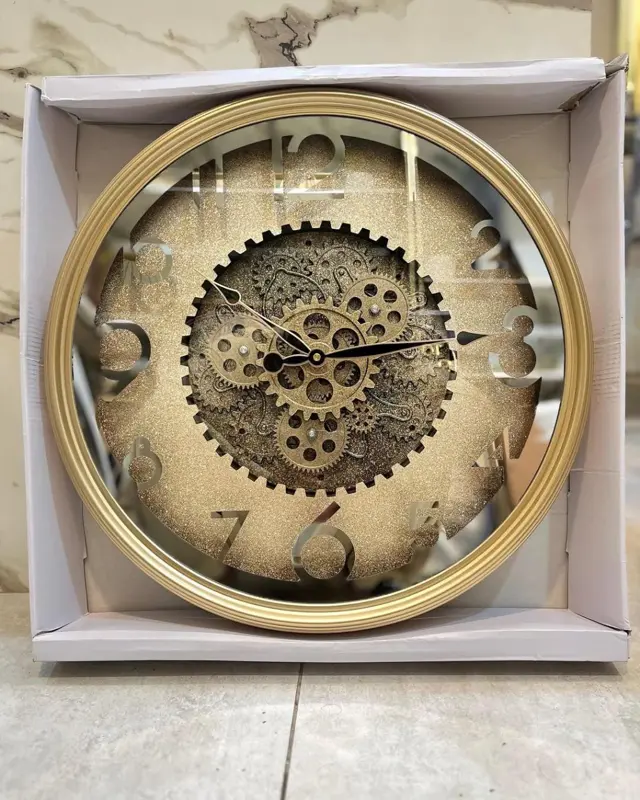 ساعة البريق الذهبي المتحركة
