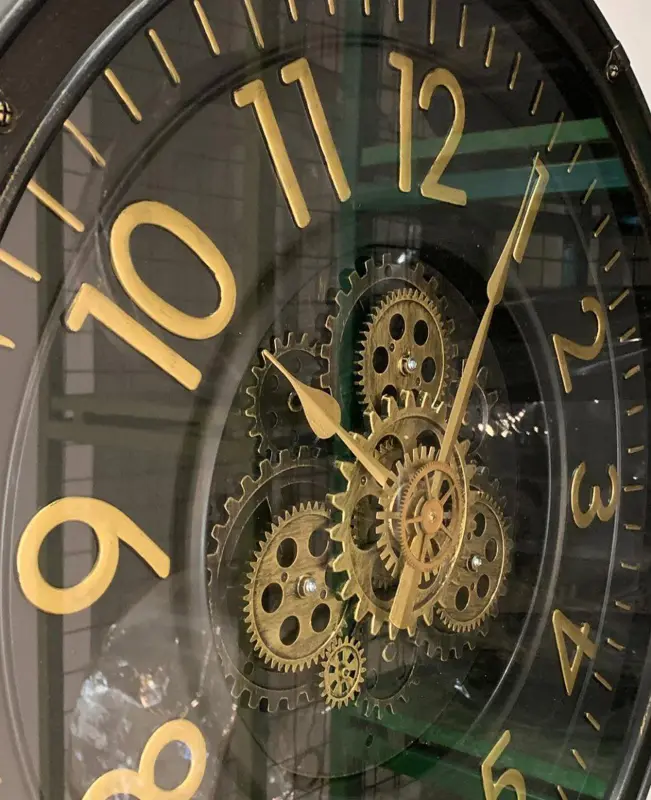 ساعة الفخامة السوداء المتحركة