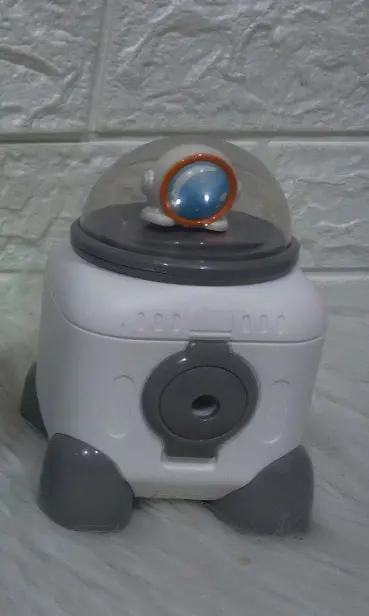 أباجورة وحافظة أقلام روبوت الفضاء مع مبراة مدمجة