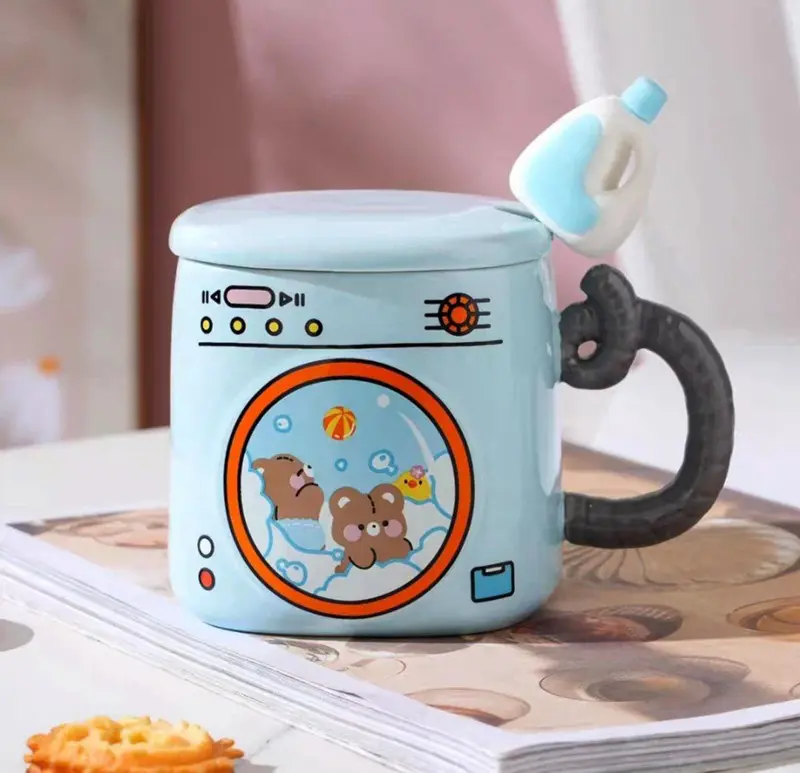 المج الكرتوني الأنيق مع غطاء وملعقة