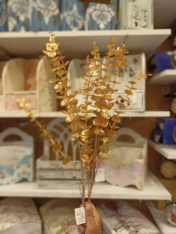 الوردة "الخالدة" الذهبية بساقها الفاخرة الجديد