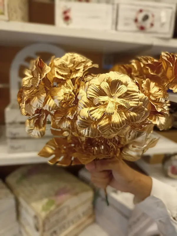 بوكيه "لمسة ذهبية" للورود الخالدة مع لمسات إضافية للتزيين