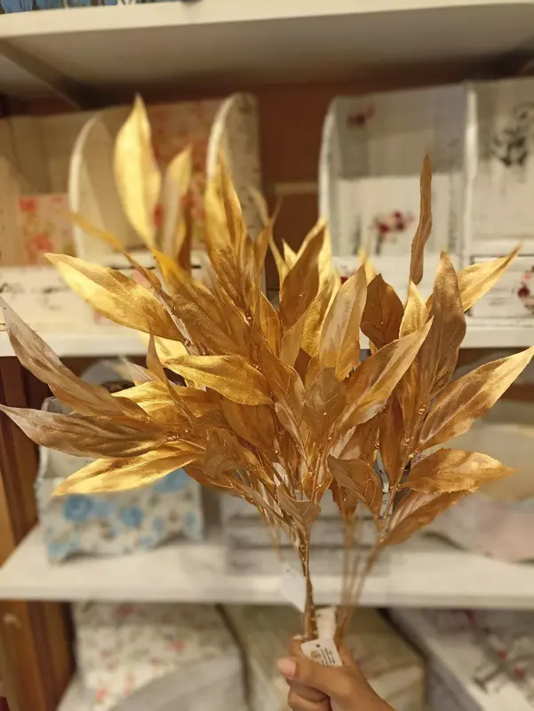 الوردة "الخالدة" الذهبية بساقها الفاخرة للدار