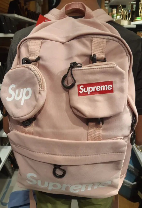 حقيبة "ستايل الشارع" الظهرية من Supreme بتصميم عملي وجذاب