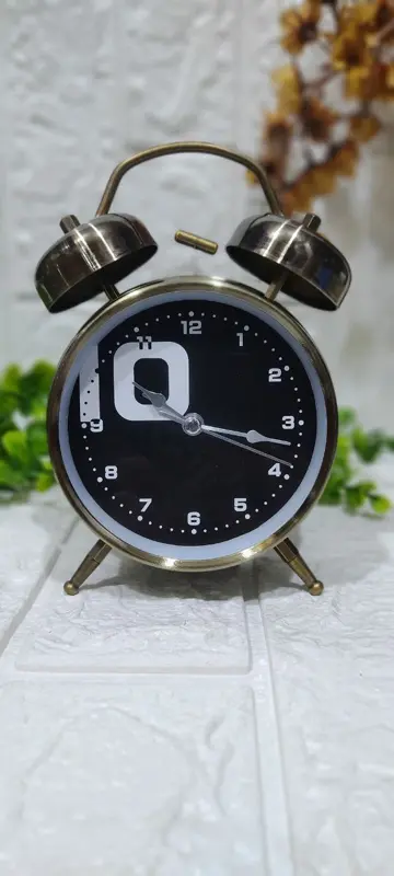 منبه "ألوان الزمن" الصغير بتصميم كلاسيكي ومبهج