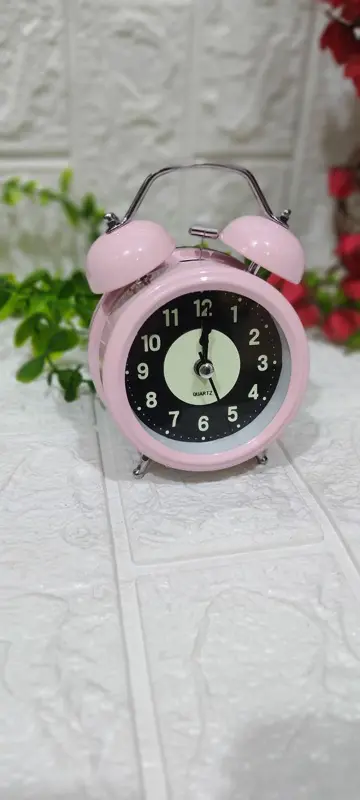 منبه "أصدقاء الطفولة" المعدني بتصميم كلاسيكي وشخصيات كرتونية