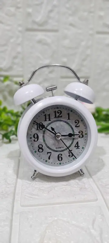 منبه "الأناقة الكلاسيكية" المعدني بألوان نابضة بالحياة