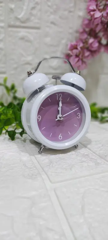 منبه "الزخرفة الفنية" المعدني بتصميم كلاسيكي ونقوش أنيقة