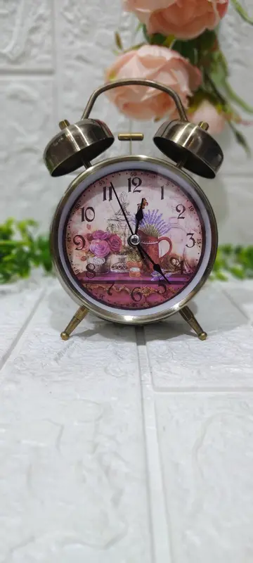 منبه "شخصيات الحكايات" المعدني بتصميم كبير ونابض بالحياة