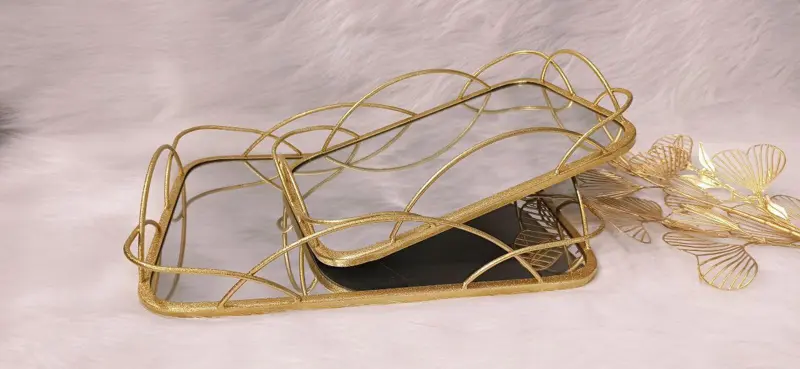 طقم صواني "الضيافة الذهبية" بتصميم أنيق ومرايا عاكسة