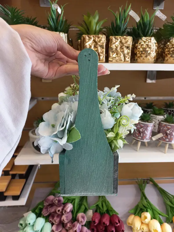 زهرة "الأناقة الطبيعية" الصناعية مع حامل خشبي أنيق