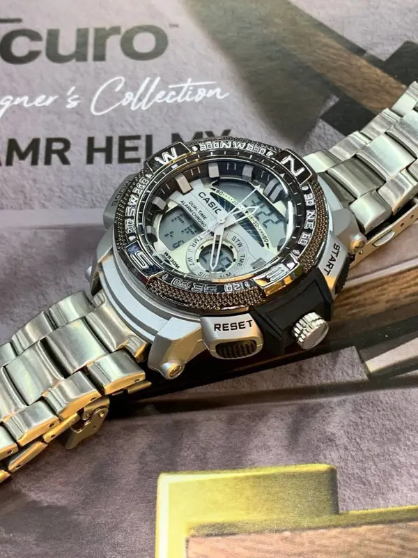 ساعة "التوازن العصري" الجدارية بتصميم هندسي وإطار أنيق