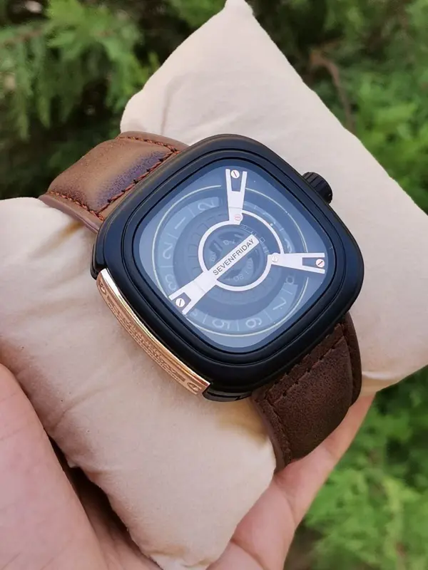 ساعة "SEVEN FRIDAY" الفاخرة بتصميمها الأيقوني وسوار جلد مختوم