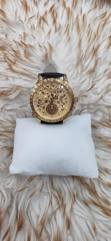 ساعة "باتيك فيليب" الفاخرة الرجالية بسوار جلد وتصميم كلاسيكي