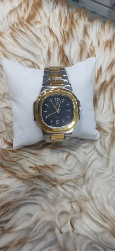 ساعة "Collection" المعدنية بتصميمها الذهبي الكلاسيكي