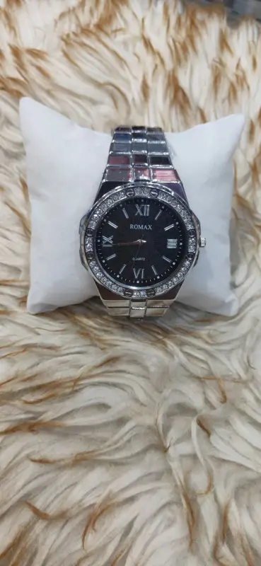ساعة "ROMAX" المعدنية بتصميمها الذهبي المرصع بالفصوص