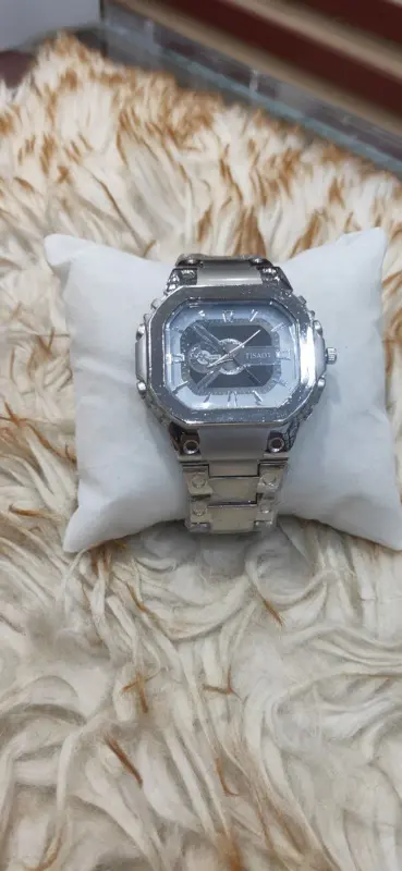 ساعة "TISAOT" المعدنية بتصميمها الكلاسيكي وعرض التاريخ