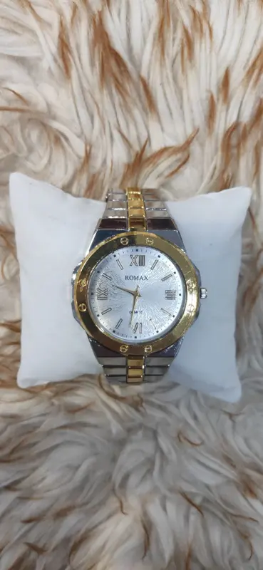 ساعة "ROMAX" المعدنية بتصميمها الذهبي الكلاسيكي