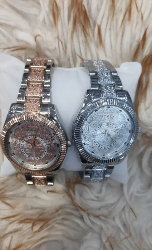 ساعة "ROMAX" المعدنية بتصميمها الذهبي المزخرف