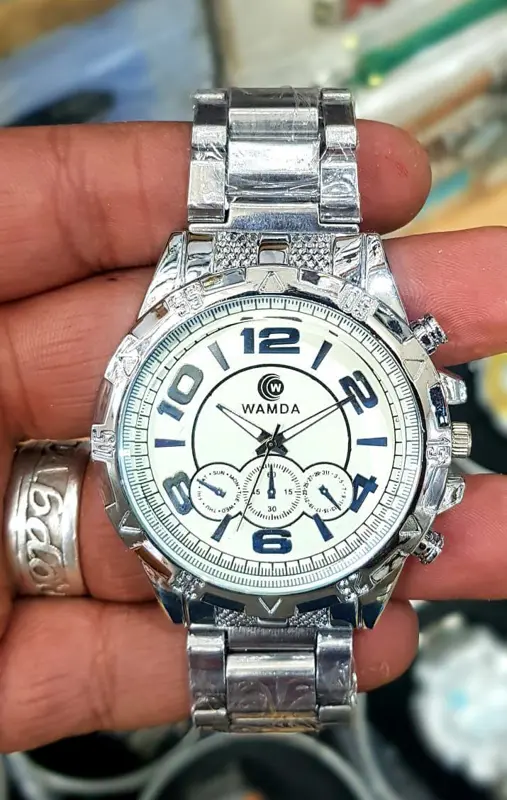 ساعة "ومضة" الرجالية بتصميمها الأسود الأنيق والفريد