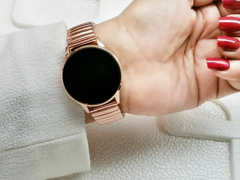 الساعة التاتش العصرية بألوانها المتعددة وتصميمها المريح