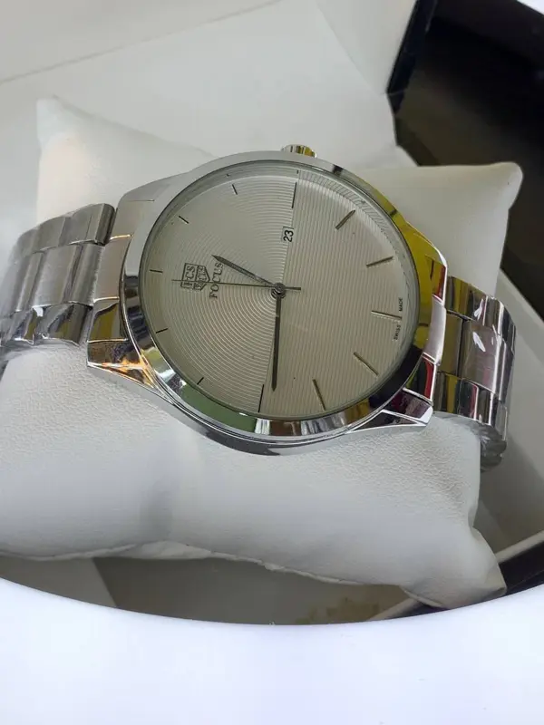 ساعة "FOCUS" الرجالية بتصميمها الفريد من نوعه ولونها الذهبي الفاخر