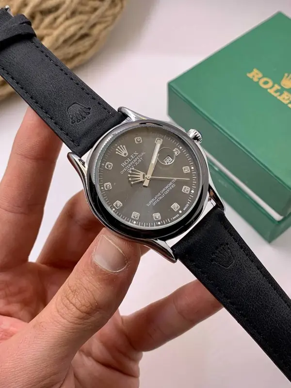 ساعة "ROLEX" الأنيقة بأحدث إصداراتها وسوارها الجلدي المختوم