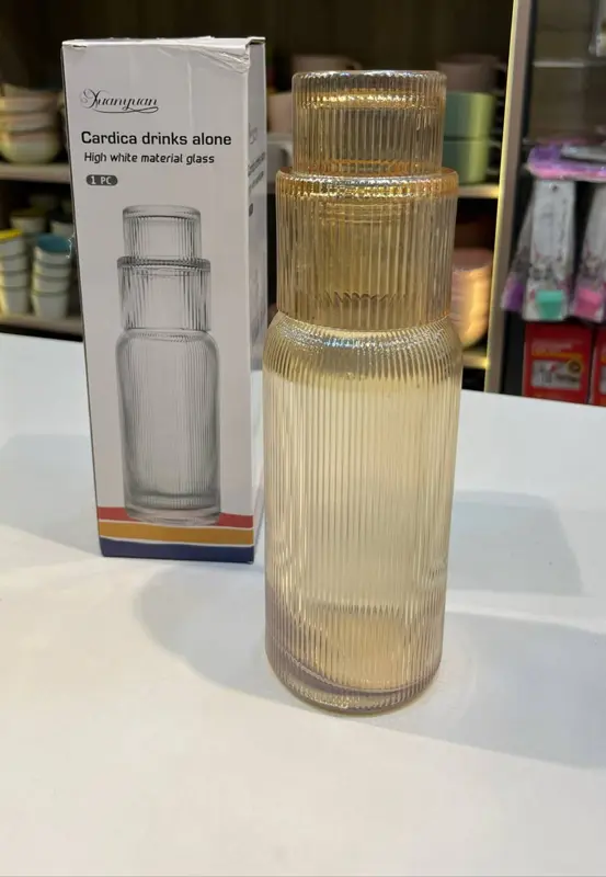 قارورة زجاجية بتصميم ذهبي منقوش