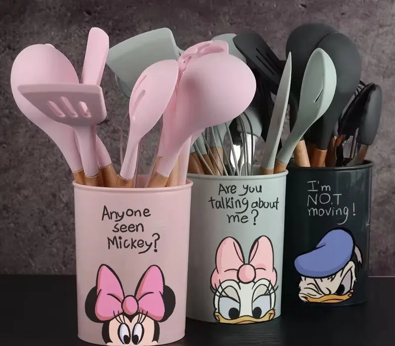 طقم أدوات توزيع سيليكون فاخر 12 قطعة بيد خشبية وحامل