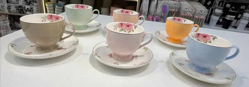 طقم شاي بورسلين 12 قطعة بتصميم "بومبيه" وألوان زاهية ومبهجة