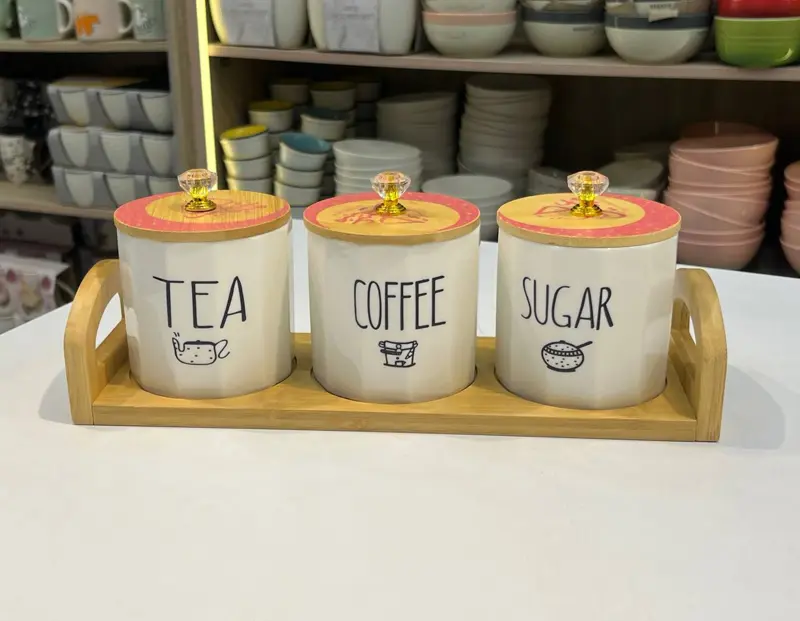 طقم توابل بورسلين بغطاء كريستال على ستاند خشب