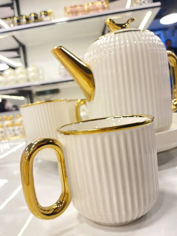 طقم تقديم بورسلين دوّار بلمسة ملكية (8 قطع)