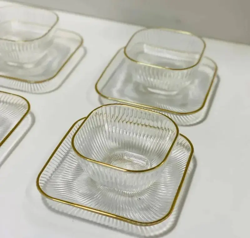 طقم خشاف زجاجي بإطار ذهبي