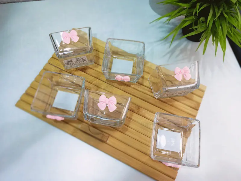 بولة زجاج مربعة بفيونكة