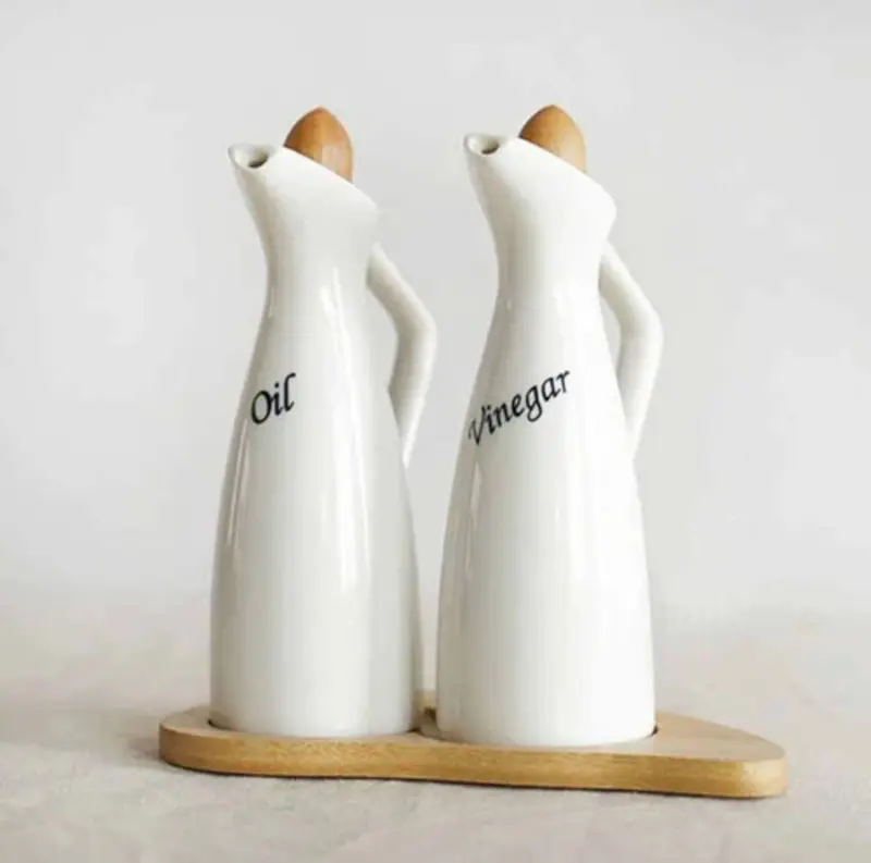 طقم زجاجات زيت وخل بورسلين مع حامل خشبي